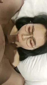 还有一个戴眼镜在吃鸡